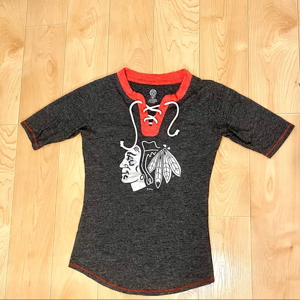 EUC Chicago Blackhawks Lace Up Shirt Size Small